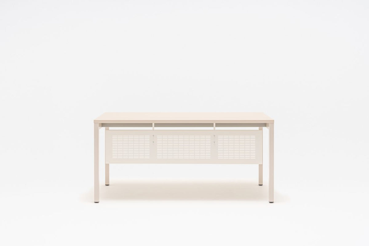 Modesty-panel monterad