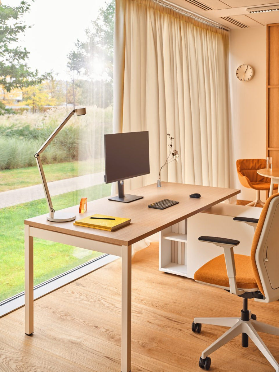 Ogi Y skrivbord med chefsskåp