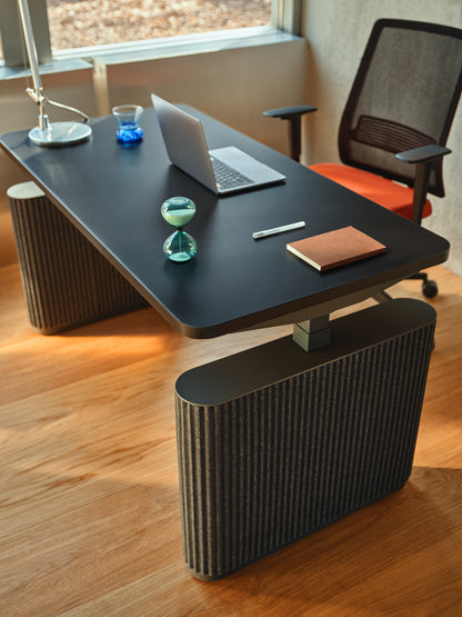 Ogi Drive eldrivet skrivbord med filtpaneler