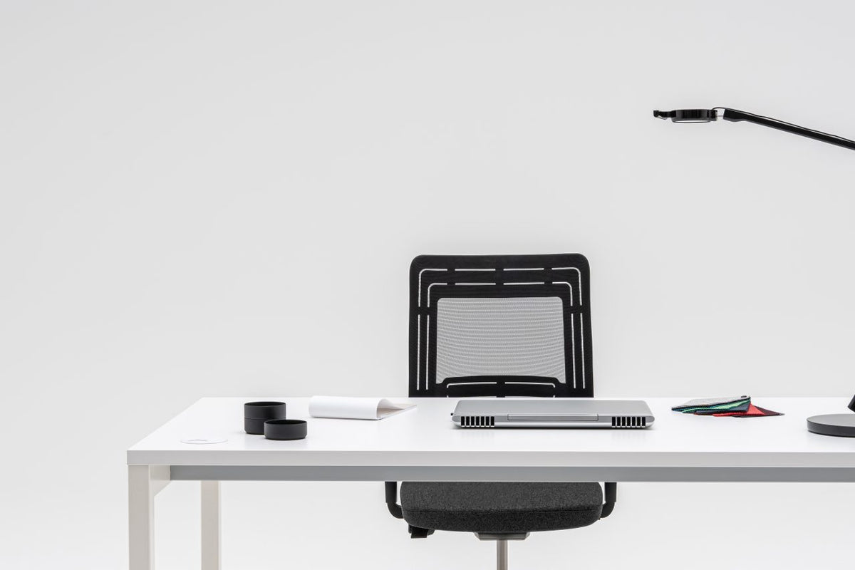 Ogi Y skrivbord, manuellt höj- och sänkbart